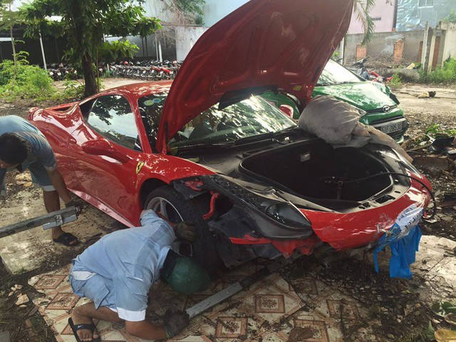 Siêu xe Ferrari 458 Italia bị hư hỏng nặng trong vụ tai nạn vào khuya ngày 23/8/2015.