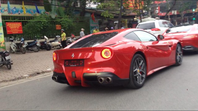 Còn với siêu ngựa Ferrari F12 Berlinetta xuất hiện vào trưa qua là chiếc thứ 2 lăn bánh tại thị trường Việt Nam, chiếc đầu tiên mang ngoại thất trắng muốt thuộc sở hữu của thiếu gia Phan Thành, trong đó chiếc thứ 3 cũng mang ngoại thất màu đỏ đã vận chuyển từ Sài thành ra Hà Nội vào tháng 2 vừa qua.