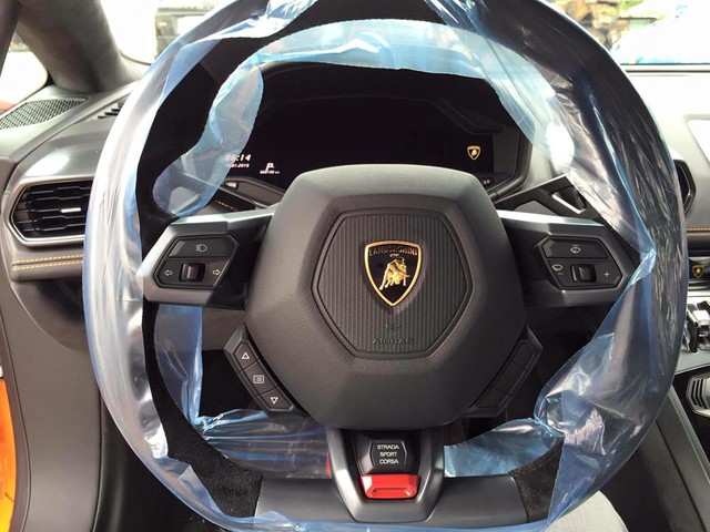 
Lamborghini mang đến 3 chế độ vận hành cho Huracan, bao gồm Strada (bình thường), Sport (thể thao) và hấp dẫn nhất là Corsa (đua). Tuy nhiên, với giao thông nghẹt thở tại Việt Nam, chủ nhân rất hiếm có cơ hội thưởng thức 2 chế độ thế thao và đua một cách đúng nghĩa.
