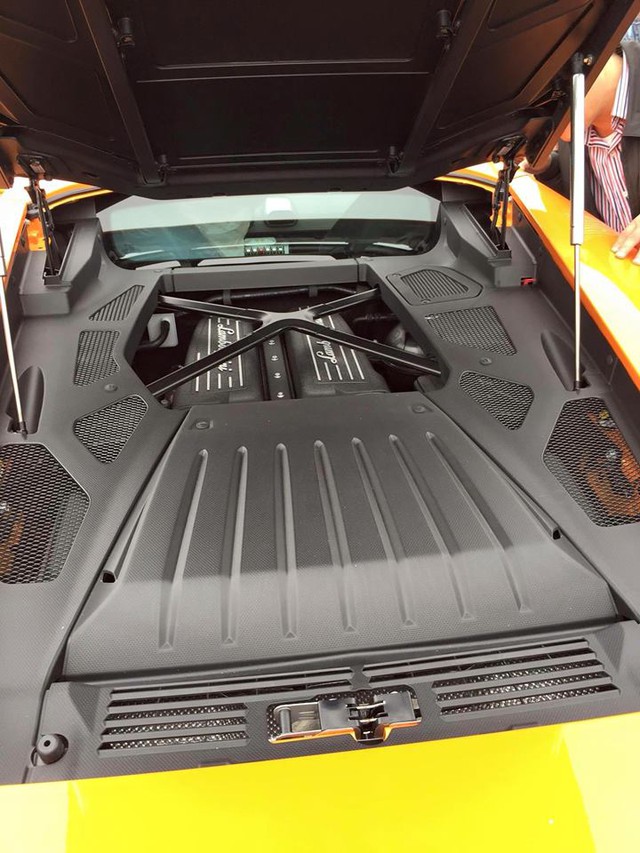 Lamborghini Huracan LP 610-4 sở hữu động cơ V10, dung tích 5,2 lít, sản sinh công suất tối đa 610 mã lực tại vòng tua máy 8.250 vòng/phút và mô-men xoắn cực đại 560 Nm tại vòng tua máy 6.500 vòng/phút. Siêu bò mất 3,2 giây để tăng tốc từ 0-100 km/h trước khi đạt vận tốc tối đa 325 km/h. Mức tiêu thụ nhiên liệu của xe trung bình là 12,5 lít/100 km.