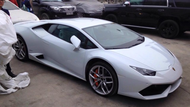 
Chiếc siêu xe Lamborghini Huracan màu trắng lộ diện tại cảng Hải Phòng trong ngày 15/1/2016 trước khi được đưa lên Hà Nội. Đây là chiếc Lamborghini Huracan nhập khẩu chính hãng thứ hai và là chiếc thứ 8 tại Việt Nam.
