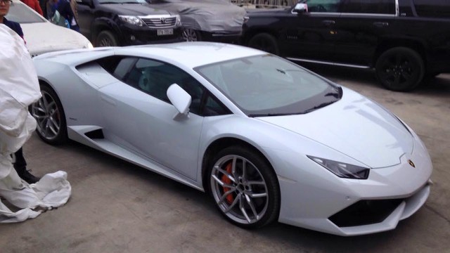 
Chiếc siêu xe Lamborghini Huracan màu trắng lộ diện tại cảng Hải Phòng trong ngày 15/1/2016 trước khi được đưa lên Hà Nội. Đây là chiếc Lamborghini Huracan nhập khẩu chính hãng thứ hai và là chiếc thứ 8 tại Việt Nam.
