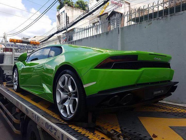 
Chiếc Lamborghini Huracan LP610-4 màu xanh cốm được vận chuyển đến trạm đăng kiểm Quận 7 bằng xe chuyên dụng để hoàn tất thủ tục đăng ký. Sau ngày 1/7 siêu bò có mức thuế TTĐB mới là 130%. Ảnh: Hoang England.
