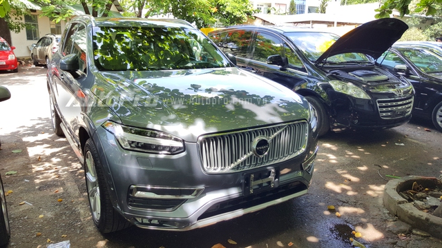 Chiếc SUV cao cấp Volvo XC90 2016 bản T6 AWD Inscription cũng nhanh chân đăng ký biển số vào sáng qua.