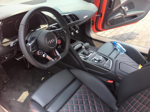 Đây là thế hệ thứ 2 của Audi R8 với nhiều nâng cấp ấn tượng ở ngoại và nội thất.