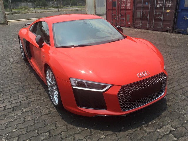 
Audi R8 V10 Plus 2016 xuất hiện vào trưa ngày 12/4/2016.
