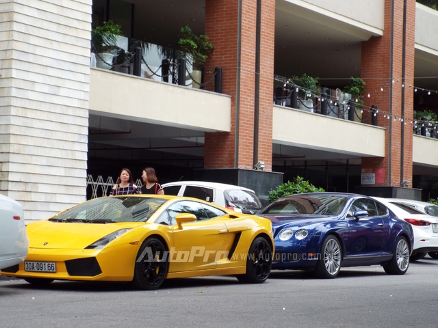 
Siêu bò Lamborghini Gallardo màu vàng óng cùng Bentley Continental GT Speed nổi bật trong bộ áo xanh dương khoe dáng trên phố Hải Phòng.

