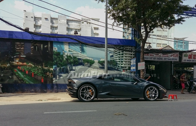 
Mở đầu cho loạt siêu xe đình đám lăn bánh trên phố Sài thành vào ngày cuối tuần là siêu bò Lamborghini Huracan LP610-4 với ngoại thất màu xám. Siêu xe thường xuyên bị bắt gặp đỗ gần con hẻm nhỏ trên phố đi bộ Nguyễn Huệ vào sáng chủ nhật hàng tuần.

