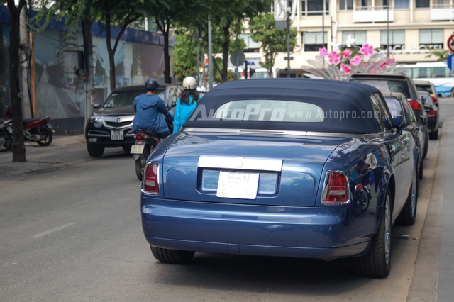 
Tại Việt Nam, có khoảng 6 chiếc Rolls-Royce Phantom mui trần được đưa về nước. Chiếc xe với ngoại thất và mui vải màu xanh dương tông xuyệt tông từng định cư trong một thời gian dài tại Nha Trang cùng chủ nhân.
