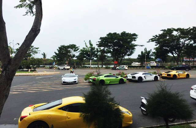
Chiều ngày 18/6, đoàn siêu xe Lamborghini và Ferrari rủ nhau tụ tập tại khu vực Phú Mỹ Hưng, Quận 7. Trong đoàn xe dễ dàng nhận thấy các đại gia Sài thành ưa chuộng thương hiệu Lamborghini với 4 chiếc xuất hiện trên phố. Ảnh: Facebook.
