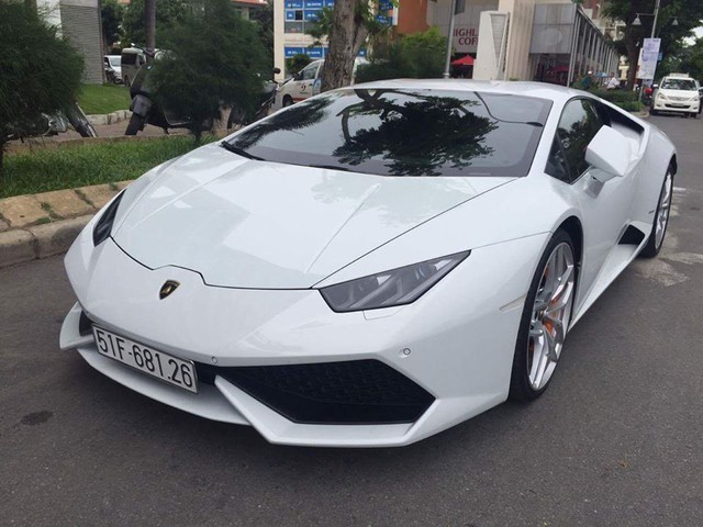 
Sang đến ngày 19/6, siêu xe Lamborghini Huracan màu trắng lại bị bắt gặp tại khu vực từng đậu vào chiều 18/6. Ảnh: Trung Phong.
