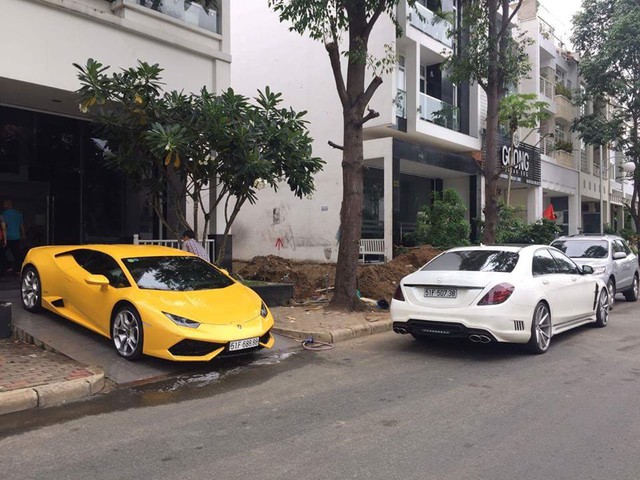 
Cũng tại khu vực Phú Mỹ Hưng, Quận 7, giới săn xe bắt gặp cặp đôi Mercedes-Benz S500L và Lamborghini Huracan LP610-4 của doanh nhân Nguyễn Quốc Cường đỗ trước cửa nhà. Ảnh: Trung Phong.
