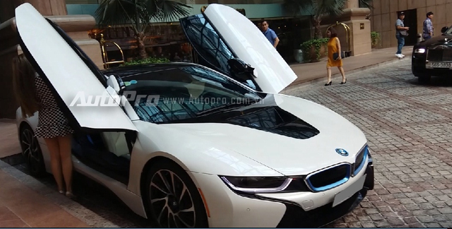 
BMW i8 bị bắt gặp vào khoảng 1 giờ trưa và vài phút sau chiếc Maserati Granturismo MC Stradale cũng xuất hiện tại sảnh một khách sạn 5 sao ở Sài Gòn.
