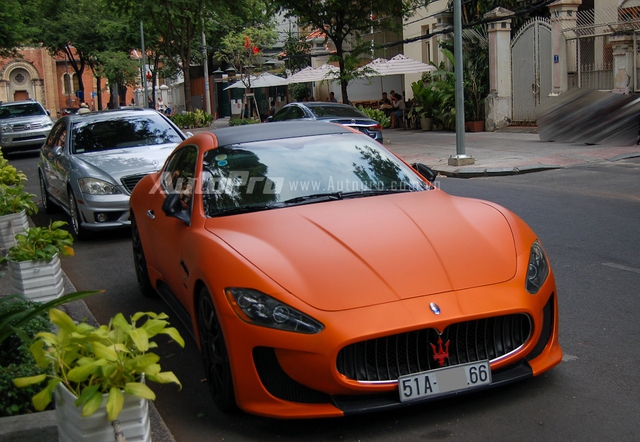 
Ngay sau màn dạo phố, chiếc xe thể thao dừng chân trên con phố nhỏ gần nhà thờ Đức Bà. Đây cũng là chiếc Maserati Granturismo duy nhất tại Việt Nam được chủ nhân trang bị bộ body kit của phiên bản mạnh mẽ MC Stradale.
