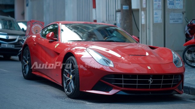 
Ferrari F12 Berlinetta có đến 2 chiếc xuất hiện tại Việt Nam trong năm 2015.
