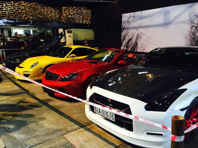Dàn xe ấn tượng của các thành viên Sài Gòn Team, tính từ trái sang là siêu xe tương lai BMW i8, Porsche 911 Vorsteiner, Mercedes SL55 AMG được trang bị gói độ Platinum của hãng Motorsport và Nissan GTR.