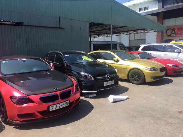 
Ngoài ra, trong đoàn xe còn có sự xuất hiện của chiếc xe thể thao BMW M6 màu đỏ và đi kèm nhiều chi tiết phủ carbon.

