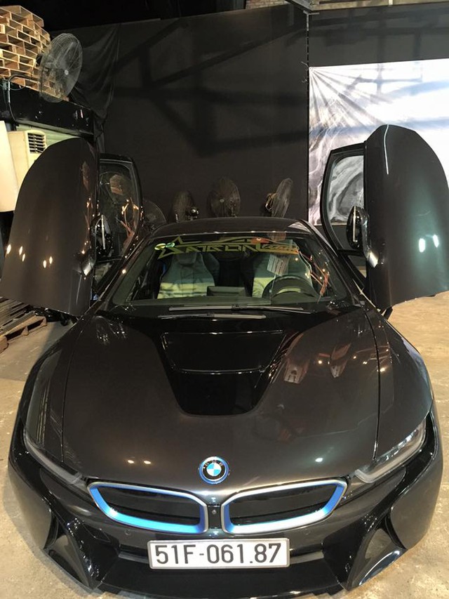 
BMW i8 nhanh chóng trở thành tâm điểm của mọi chú ý khi xuất hiện cùng dàn xe độ. Tại Việt Nam, số lượng BMW i8 hiện rơi vào khoảng 35 chiếc cùng mức giá bán từ 6 đến 8 tỷ Đồng. Ngoài 4 màu sắc cơ bản là xám bút chì, bạc, trắng và xanh ngọc, các tay chơi Việt còn dán đề-can thay đổi bộ cánh cho những chiếc BMW i8 như vàng, cam hoặc đen nhám.
