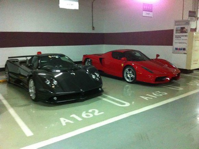 
Pagani Zonda F màu đen nằm bên cạnh siêu ngựa Ferrari Enzo cũng thuộc dạng hàng hiếm với 400 chiếc được sản xuất trên toàn thế giới.
