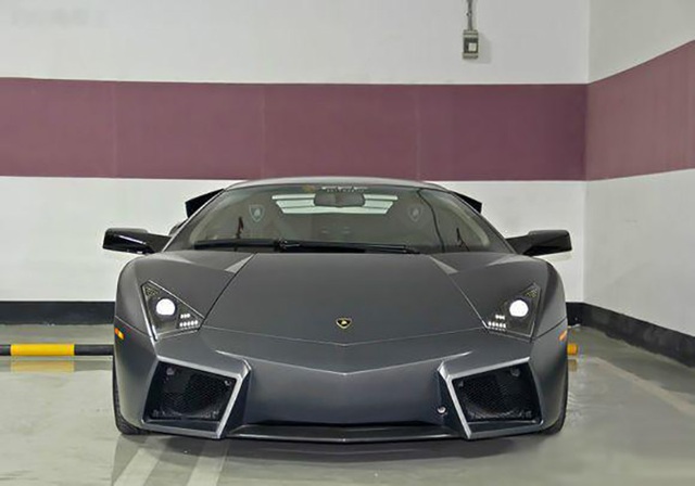 
Một cái tên khác sẽ khiến nhiều người mê xe xôn xao khi xuất hiện tại đây, đó là Lamborghini Reventon với 20 chiếc được sản xuất trên toàn thế giới cùng mức giá 1,5 triệu USD.
