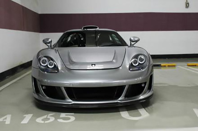 
Gemballa Mirage GT là mẫu xế độ dựa trên siêu xe Porsche Carrera GT. Hãng Gemballa chỉ sản xuất đúng 25 chiếc Mirage GT.
