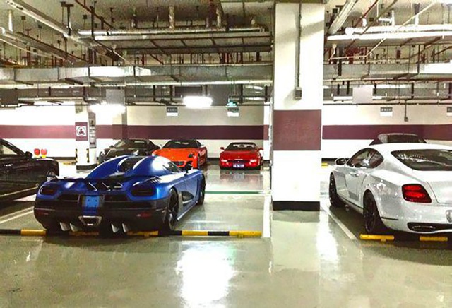 
Siêu xe Thụy Điển trị giá 2,5 triệu USD Koenigsegg Agera R cũng xuất hiện tại đây. Agera R là phiên bản đặc biệt của siêu xe Koenigsegg Agera với nhiều tùy chọn đắt giá.
