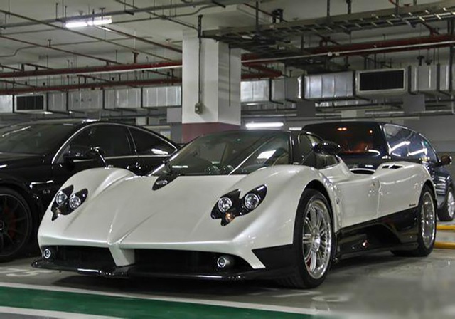 
Pagani Zonda F màu trắng ngọc trai đầy gợi cảm. Trong hầm đỗ xe còn có 2 chiếc khác nhưng màu đen và đỏ.
