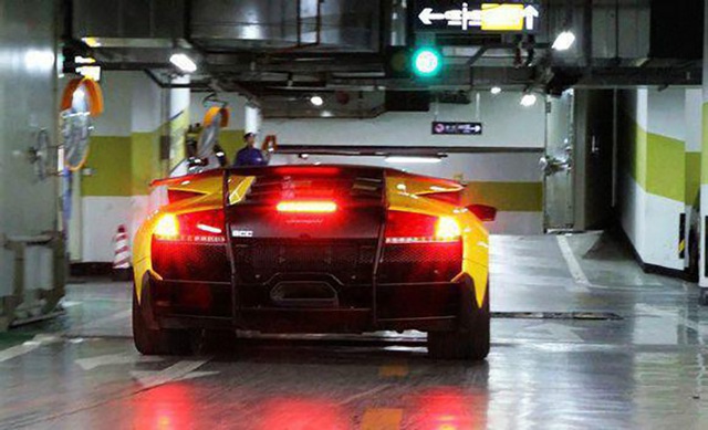 
Siêu bò Lamborghini Murcielago LP670-4 SuperVeloce màu vàng rực.
