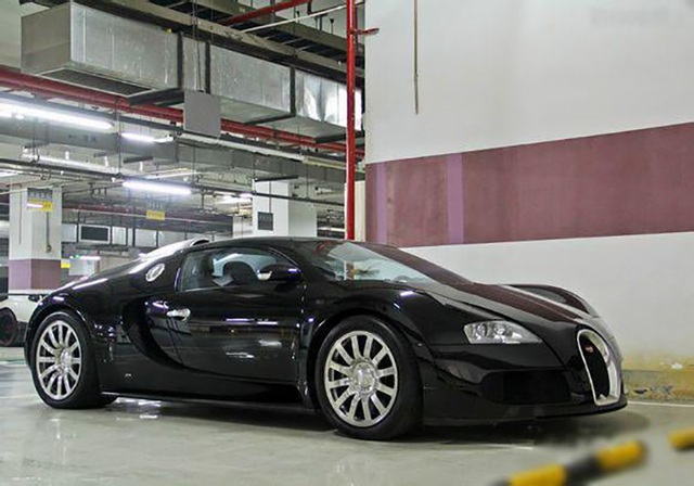 
Ông hoàng tốc độ Bugatti Veyron cũng xuất hiện trong hầm xe. Tại thị trường nước ngoài, Bugatti Veyron có giá bán 1,3 triệu USD cho phiên bản tiêu chuẩn. Trong khi đó, với những phiên bản giới hạn, giá có thể lên đến 2,5 triệu USD.
