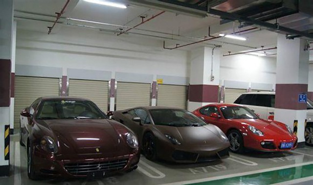 
Bộ đôi Ferrari 612 Scaglietti và Lamborghini Gallardo đỗ cạnh nhau.
