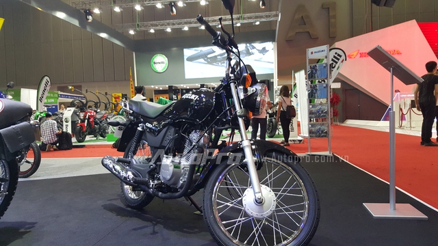 
Xuất hiện vào cuối tháng 1/2016 tại đại lý Suzuki nhưng mãi đến triển lãm mô tô xe máy Việt Nam 2016, mẫu xe côn tay có thiết kế cổ điển GD110 mới chính thức ra mắt khách hàng trong nước.
