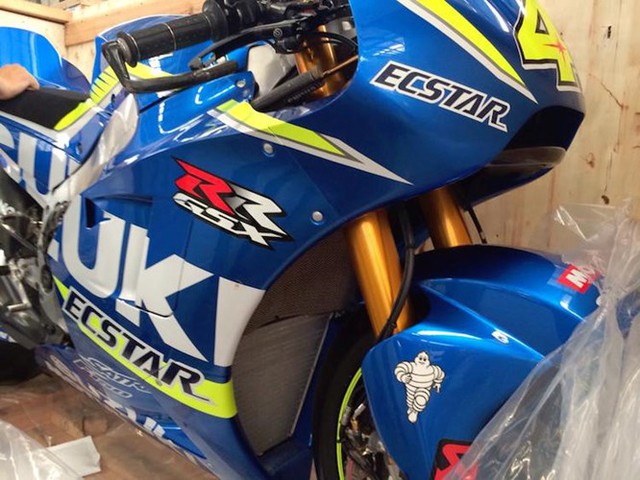 
GSX-RR sẽ là tâm điểm của gian hàng Suzuki tại triển lãm xe máy diễn ra vào tuần sau tại Tp. Hồ Chí Minh. Siêu mô tô được đưa về nước có dàn áo nổi bật trong màu xanh dương. Các bộ tem màu vàng chanh hay trắng tạo nên điểm nhấn ấn tượng cho siêu phẩm trên đường đua MotoGP.
