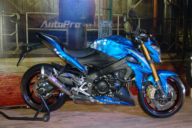 Ngoài GSX-S1000 nguyên bản, trong buổi ra mắt hôm 9/1, Suzuki Việt Nam còn trưng bày phiên bản độ chính hãng.