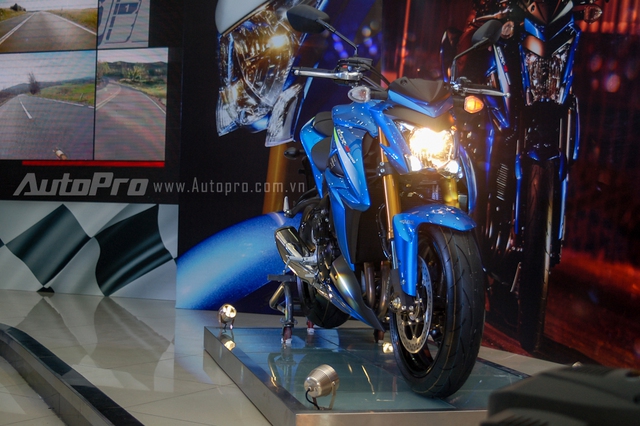 
Lần đầu tiên ra mắt tại triển lãm Intermot 2014, Suzuki GSX-S1000 được xem như phiên bản naked bike của GSX-R1000. Với thiết kế sắc sảo cùng khối động cơ mạnh mẽ, Suzuki GSX-S1000 được xem như đối thủ khó chịu cho 2 mẫu naked bike đang làm mưa gió trên thị trường phân khối lớn là Kawasaki Z1000 và Honda CB1000R.
