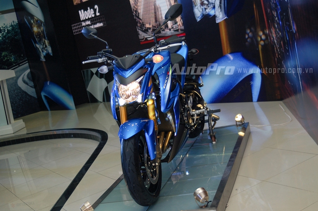 Suzuki GSX-S1000 2015 sẽ được phân phối với 2 màu sắc chính là xanh dương và đỏ-đen. Ngoài ra, chủ nhân của chiếc naked bike chính hãng này sẽ hưởng chính sách bảo hành 24 tháng, không giới hạn số km, và 3 lần kiểm tra bảo dưỡng miễn phí. Trong đó, lần bảo dưỡng đầu tiên được thay nhớt miễn phí.