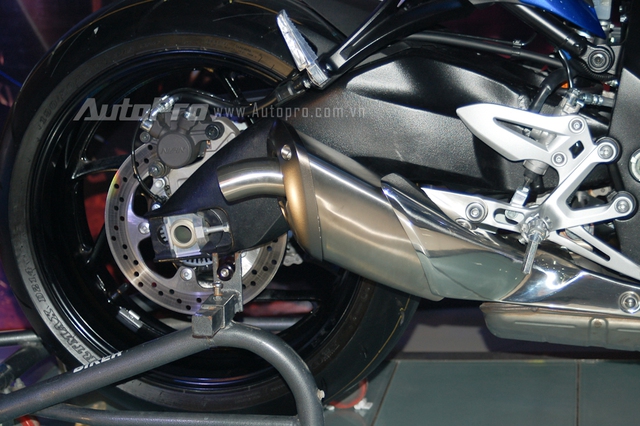 GSX-S1000 còn được trang bị hệ thống điều khiển lực kéo Traction Control với 3 chế độ vận hành khác nhau. Những chiếc Suzuki GSX-S1000 chính hãng đều được trang bị ống bô giảm thanh.