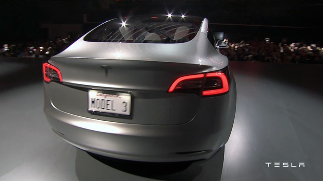 
Ngoài ra, Tesla Model 3 có thể hoàn thành quãng đường ít nhất 344 km, con số này đã được Cục Bảo vệ Môi trường Mỹ EPA xác nhận. Với thành tích này, Tesla Model 3 hoàn toàn có thể tự tin cạnh tranh với Chevrolet Bolt.
