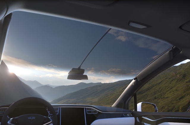 
Kính lái siêu lớn trên chiếc Tesla Model X 2016
