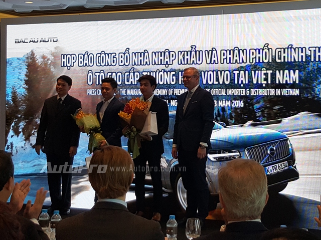 
Thiếu gia Phan Thành, thứ 2 từ trái sang là 1 trong 2 khách hàng đặt mua Volvo chính hãng tại Việt Nam.
