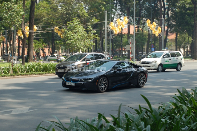 
Vào tối ngày 5/6/2015, cả giới chơi xe và cộng đồng mạng đều bị bất ngờ trước những hình ảnh siêu xe BMW i8 xuất hiện trong garage của Phan Thành. Tại thời điểm đó, chiếc xe thể thao 7 tỷ Đồng là 1 trong 2 chiếc đầu tiên được đưa về nước và tất nhiên, danh hiệu người đầu tiên sở hữu chiếc i8, giúp Phan Thành trở thành tâm điểm của giới truyền thông.
