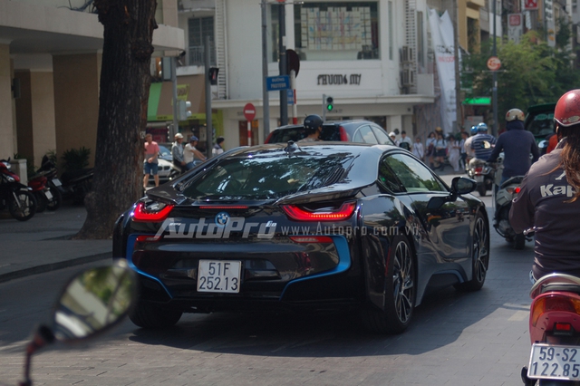 
Có thể nói Phan Thành là người mở đầu cho trào lưu chơi siêu xe giá rẻ BMW i8 của các tay chơi Việt, khi tính đến nay đã có gần 40 chiếc được đưa về nước. BMW i8 sở hữu khối động cơ xăng 3 xi-lanh, dung tích 1,5 lít, kết hợp cùng mô-tơ điện, mang đến tổng công suất tối đa 362 mã lực và mô-men xoắn cực đại 570 Nm.
