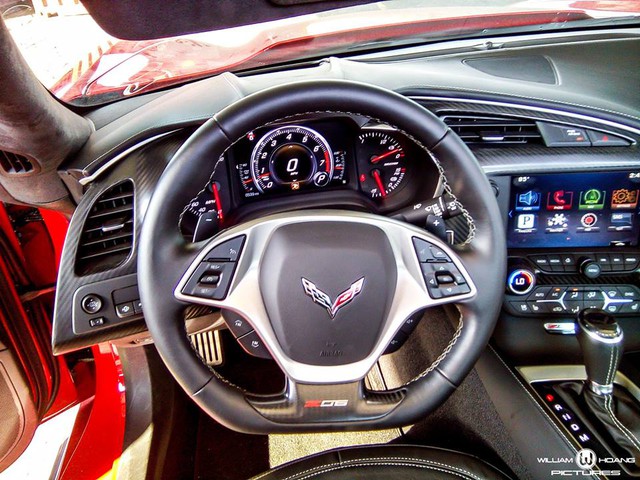
Nội thất Corvette Z06 nổi bật với hai ghế thể thao đều có chức năng chỉnh điện 8 hướng và nhớ vị trí ghế ngồi. Thêm vào đó là vô lăng thể thao 3 chấu bọc da cao cấp.

