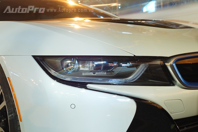 
Những chiếc BMW i8 nguyên bản sử dụng đèn pha LED. Bên cạnh đó, BMW i8 còn có đèn pha laser tùy chọn có giá gần 9.000 Euro, tương đương 220 triệu Đồng.
