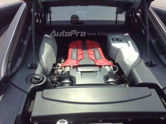 
Audi R8 nguyên bản sử dụng động cơ V8, dung tích 4,2 lít, sản sinh công suất tối đa 420 mã lực và mô-men xoắn cực đại 430 Nm. Tuy nhiên, việc trang bị ống xả độ cùng ECU được lập trình lại, siêu phẩm Audi R8 độ của người chơi xe tại Sài Thành chắc hẳn sở hữu công suất ấn tượng hơn trước.
