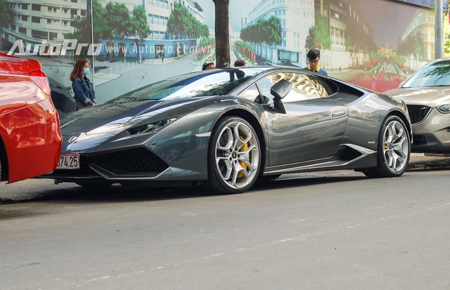 Trong số 9 chiếc đã về nước, siêu bò Lamborghini Huracan LP610-4 màu xám được nhiều người biết đến. Đây là chiếc siêu xe Lamborghini Huracan phân phối chính hãng đầu tiên tại Việt Nam.