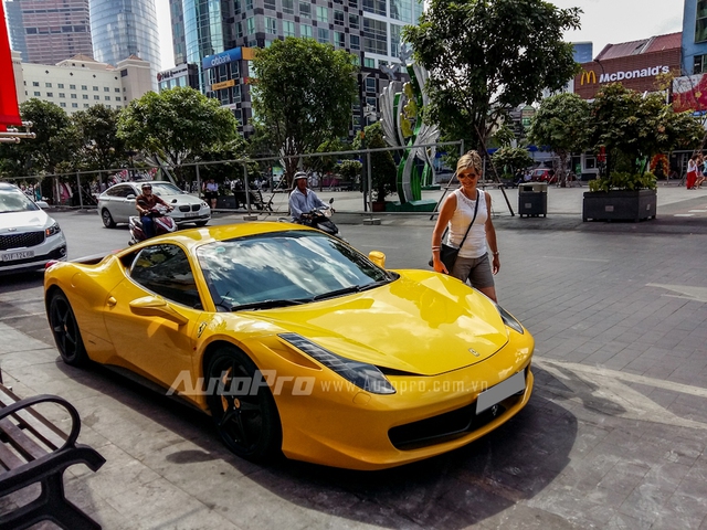 
Dù vậy, chiếc siêu xe màu vàng rực vẫn thu hút khá nhiều người đi đường, đặc biệt là các du khách nước ngoài.
