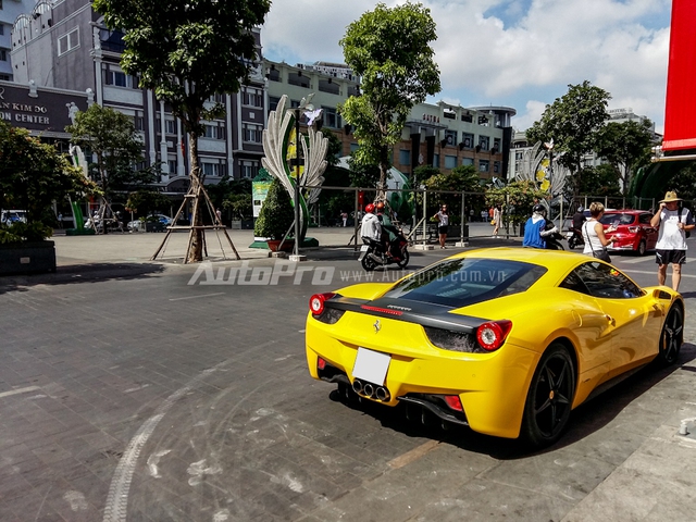 Hộp số ly hợp kép 7 cấp được phát triển dành riêng cho động cơ V8 của Ferrari 458 Italia. Do đó, không khó hiểu khi Ferrari 458 Italia từng được đánh giá là xe có thời gian chuyển số nhanh nhất. Ferrari 458 Italia mất 3,4 giây để tăng tốc từ 0-100 km/h trước khi đạt tốc độ tối đa khoảng 325 km/h.
