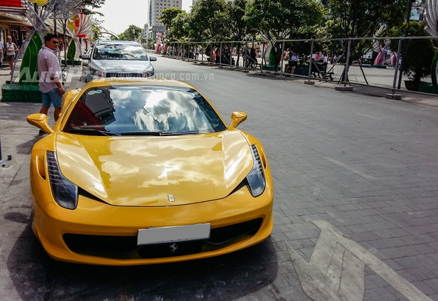 
Nổi bật không kém là sự xuất hiện của ngựa chồm Ferrari 458 Italia trong bộ áo vàng rực đậu ngay trên phố đi bộ Nguyễn Huệ của quận 1. Chiếc Ferrari 458 Italia này từng nổi tiếng khi xuất hiện trong hành trình siêu xe đình đám Car &amp; Passion 2011. Sau một thời gian dài làm dâu Hà Nội, siêu ngựa lại được Nam tiến và thường xuyên xuất hiện tại trung tâm quận 1.
