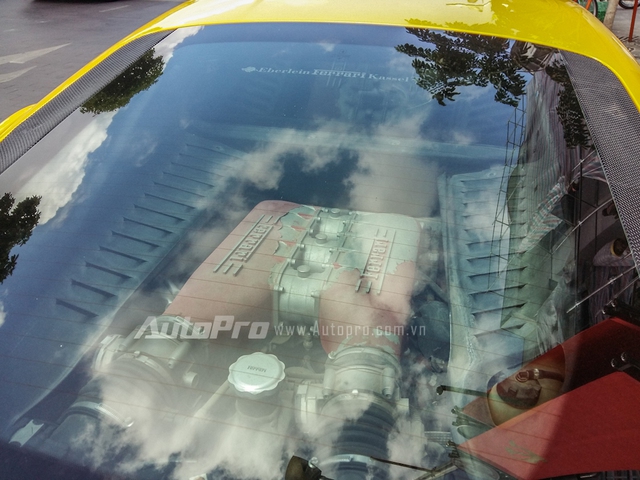 
Ngay khi đặt bánh xuống Sài thành, chiếc Ferrari 458 Italia đã khiến nhiều tay săn ảnh xót xa vì lớp sơn ở khoang động cơ đã có dấu hiệu bong tróc khá nhiều. Hiện động cơ của chiếc siêu xe này vẫn chưa được sơn lại.
