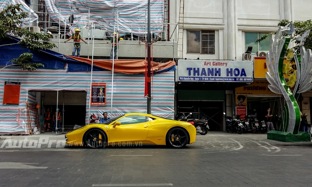 
Số lượng Ferrari 458 Italia tại Việt Nam không quá ít với tổng cộng 8 chiếc. Trong đó, hai màu sắc đỏ và vàng được nhiều tay chơi Việt ưa chuộng nhất. Ngoài ra, còn có chiếc Ferrari 458 Italia màu trắng độc nhất Việt Nam của đại gia ngành đồ uống. Tuy nhiên, siêu ngựa này rất hiếm bị bắt gặp trên phố.
